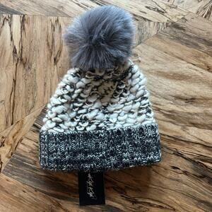 Kyi Kyi Canada Faux Fur Pompom Hat in Black/White